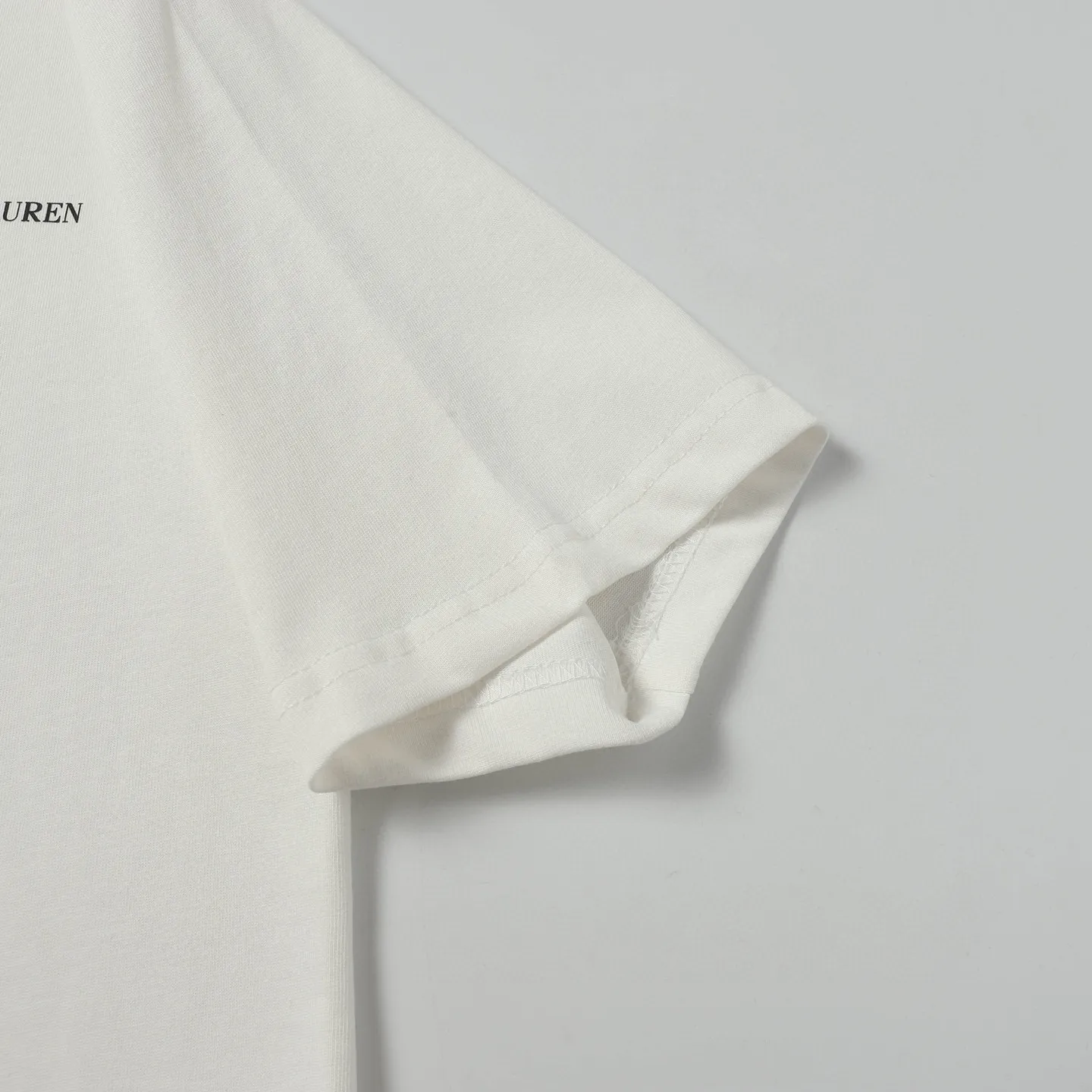 P126 Style number: 505 Ralph Lauren/Ralph Lauren 25ss new summer silicone Polo embossed round neck T-shirt. The main logo on the neck has a QR code mark, which can be scanned for verification. The 3D silicone three-dimensional English letter logo is embossed to distinguish low-quality products on the market. 32 counts, 240g hydrophilic toner, 100% cotton fabric, comfortable and soft, highly breathable, focusing on high-end cost-effectiveness, needless to say good quality. Available in a variety of colors, both boys and girls can try this genderless style, giving them a yuppie tone in no time. Immerse yourself in your leisurely style, and have your own style in retro. Natural, vivid and very French romantic feelings, perfectly integrating youthful atmosphere and trend. Color: white, black, navy blue, dark green Size: S-xL S Shoulder width 44 Bust 104 Sleeve length 23 Clothing length 72 M Shoulder width 45 Bust 108 Sleeve length 24 Clothing length 74 L Shoulder width 46 Bust 112 Sleeve length 25 Clothing length 76 xL Shoulder width 47 Bust 116 Sleeve length 26 Clothing length 78